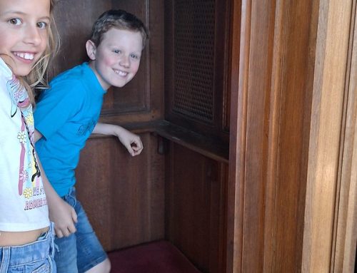 De leerlingen van het vierde gaan op ontdekking in het kerkgebouw